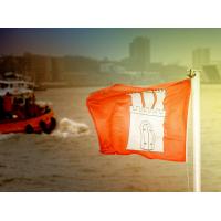 3540_1403 Hamburgflagge auf der Elbe - Schiffsbug. | 